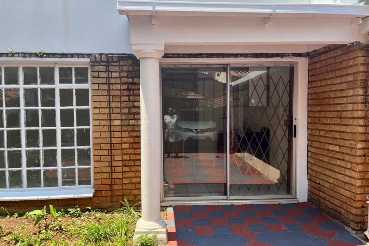 Comfortable 3-Bedroom Home with Garden and Covered Parking - Photo 2