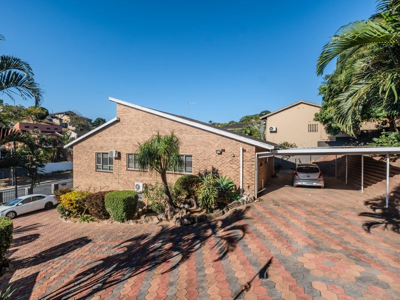Well priced family haven with exceptional features - Photo 1