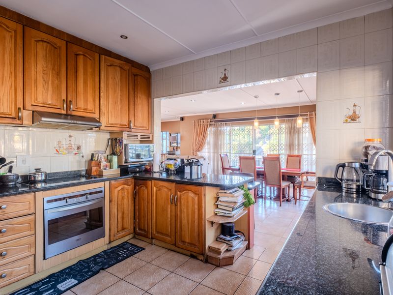Well priced family haven with exceptional features - Photo 9