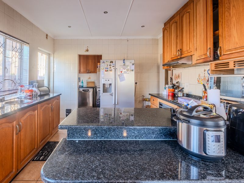 Well priced family haven with exceptional features - Photo 8