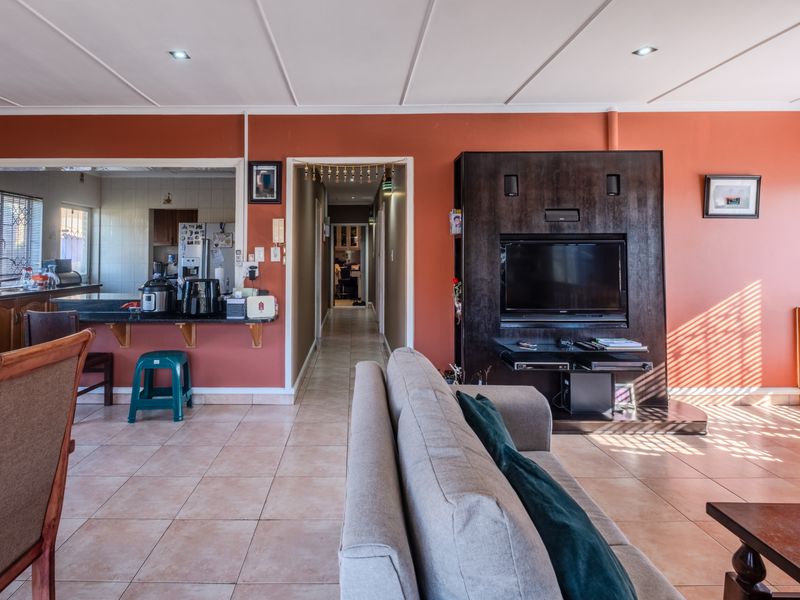 Well priced family haven with exceptional features - Photo 7