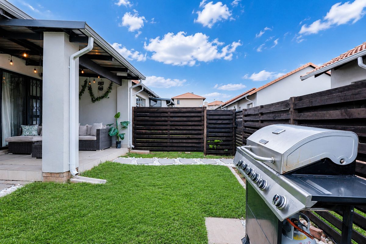 Bidding to start from R1,095 000!! Live Auction! Modern 3 bedroom townhouse in Monavoni! - Photo 4