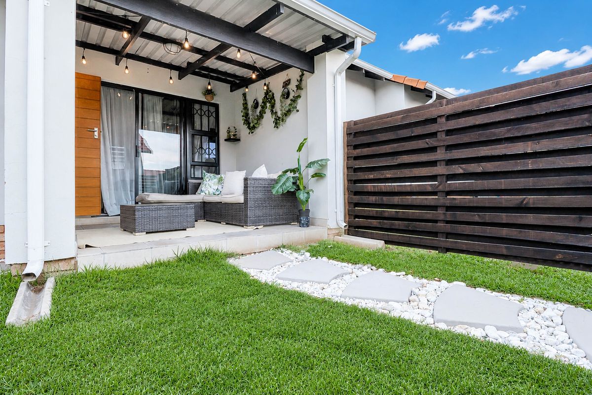 Bidding to start from R1,095 000!! Live Auction! Modern 3 bedroom townhouse in Monavoni! - Photo 2