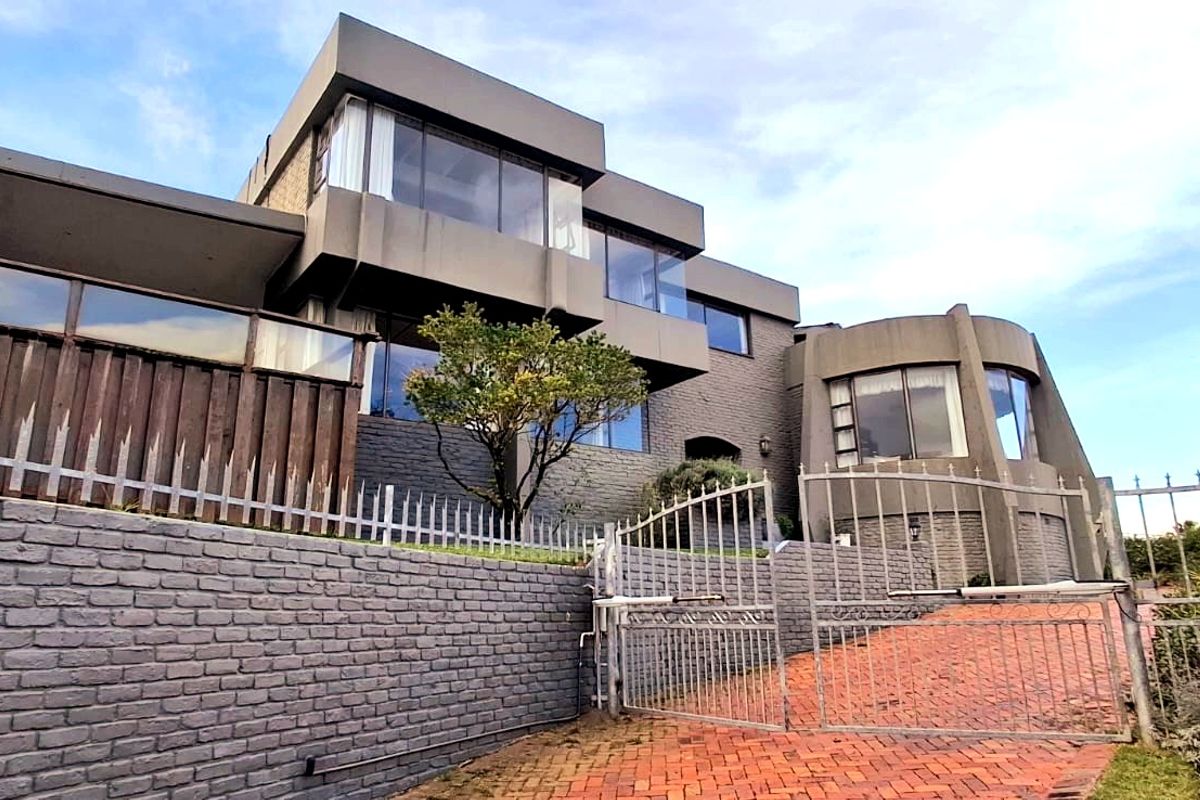 Coastal Luxury Living with Panoramic Sea Views and Exceptional Entertaining Spaces - Photo 2