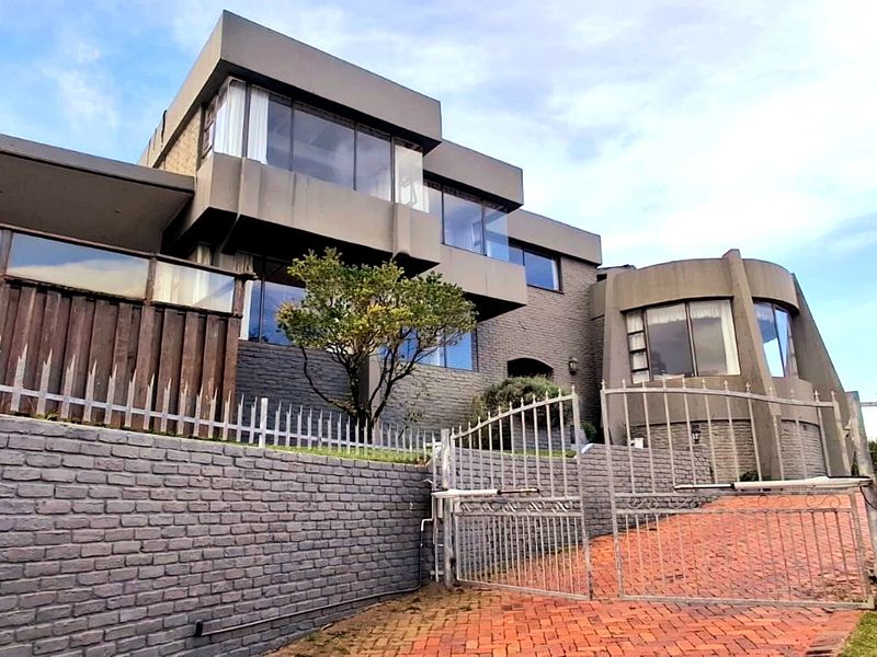 Coastal Luxury Living with Panoramic Sea Views and Exceptional Entertaining Spaces - Photo 2