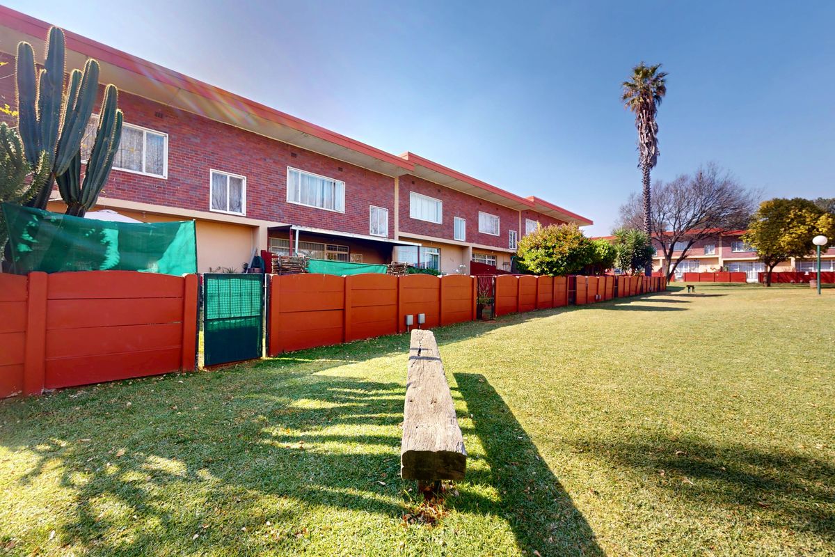 Modern Duplex With Its Own Pet Friendly Private Garden! - Photo 2