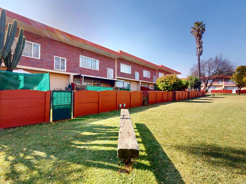 Modern Duplex With Its Own Pet Friendly Private Garden! - Photo 2