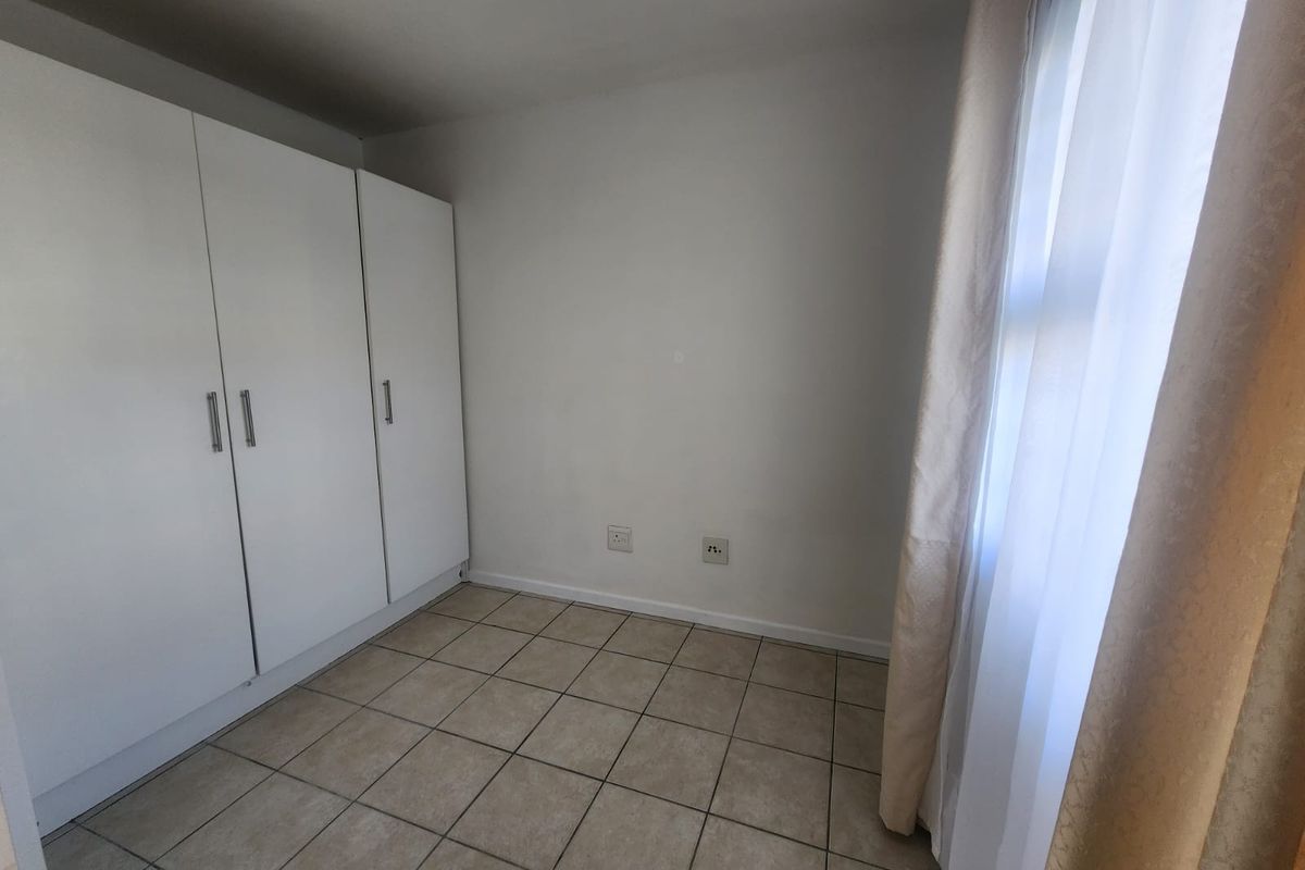 Newly Renovated Ground-Floor Gem – Move In Today! - Photo 4
