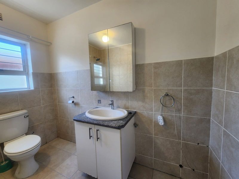 Newly Renovated Ground-Floor Gem – Move In Today! - Photo 10