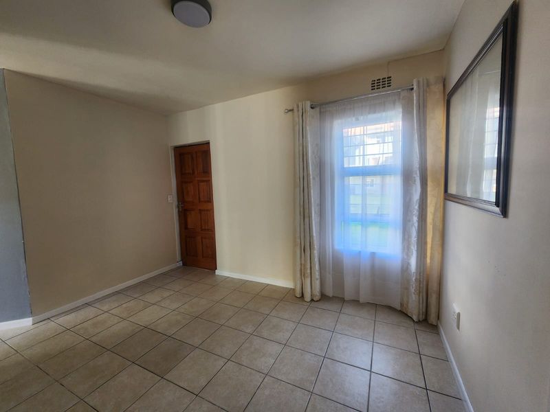 Newly Renovated Ground-Floor Gem – Move In Today! - Photo 3