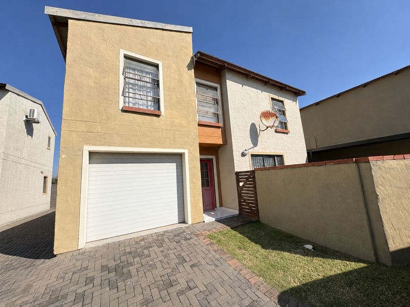 Modern Comfort Meets Effortless Living! - Photo 1