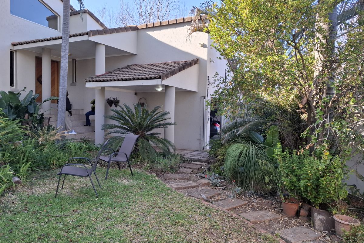 Spacious Faerie Glen Home With Scenic Views - Photo 3