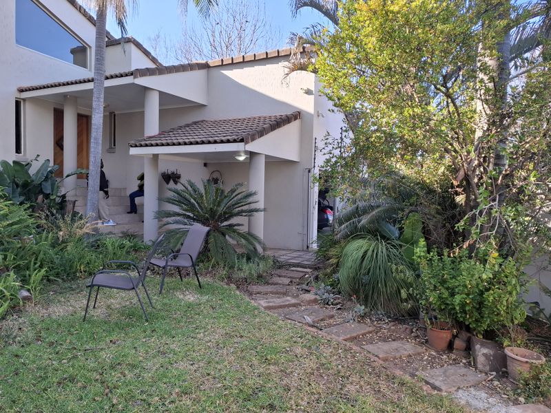 Spacious Faerie Glen Home With Scenic Views - Photo 3