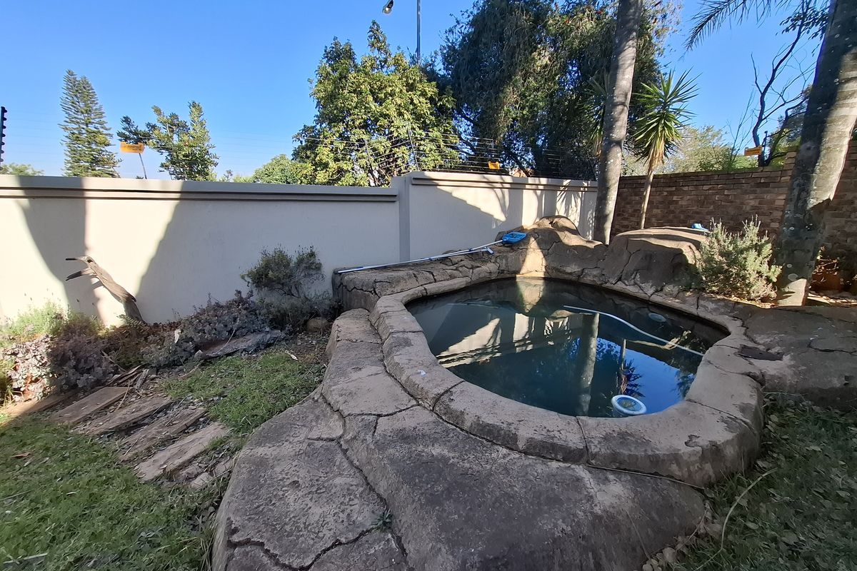 Spacious Faerie Glen Home With Scenic Views - Photo 4