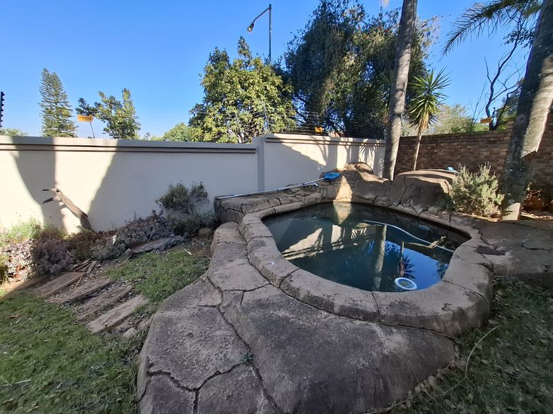 Spacious Faerie Glen Home With Scenic Views - Photo 4
