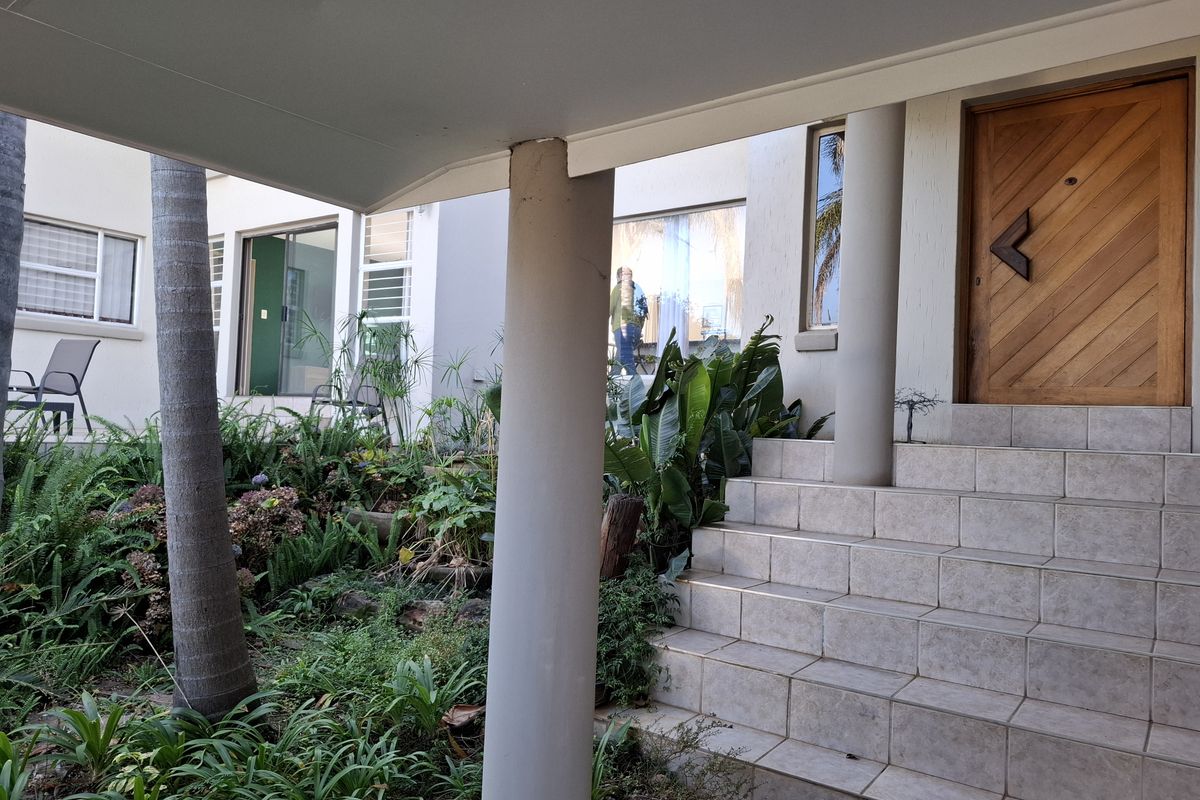 Spacious Faerie Glen Home With Scenic Views - Photo 2
