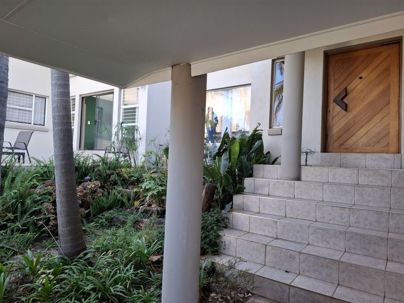 Spacious Faerie Glen Home With Scenic Views - Photo 2