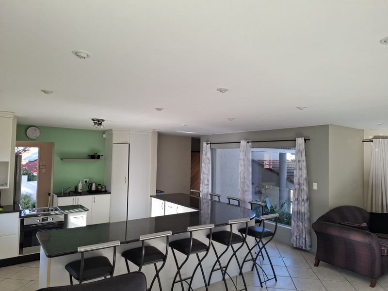 Spacious Faerie Glen Home With Scenic Views - Photo 7