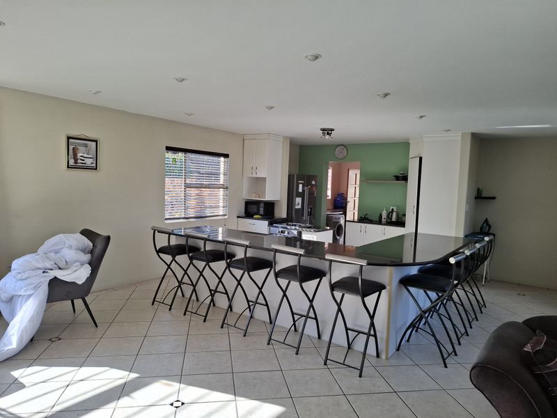 Spacious Faerie Glen Home With Scenic Views - Photo 6