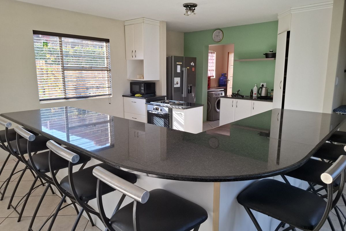 Spacious Faerie Glen Home With Scenic Views - Photo 5