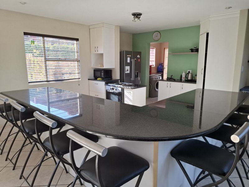 Spacious Faerie Glen Home With Scenic Views - Photo 5