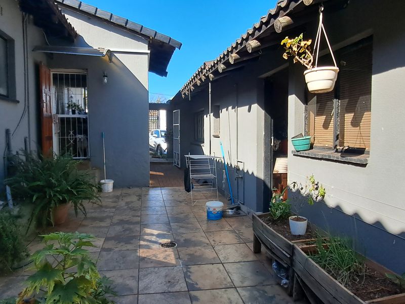 Cozy 1 Bedroom Cottage available Immediately In Roodekrans - Photo 8
