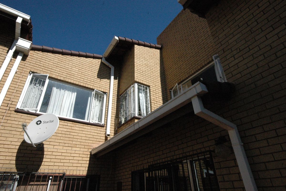 Stunning 3-bedroom duplex for sale in Faerie Glen, Pretoria—perfect blend of comfort and style! - Photo 4
