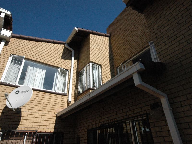 Stunning 3-bedroom duplex for sale in Faerie Glen, Pretoria—perfect blend of comfort and style! - Photo 4