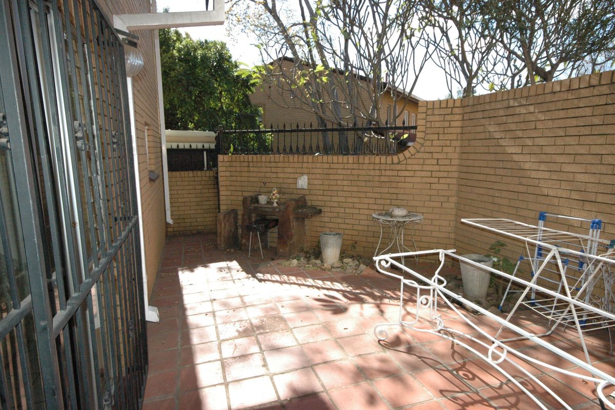Stunning 3-bedroom duplex for sale in Faerie Glen, Pretoria—perfect blend of comfort and style! - Photo 2