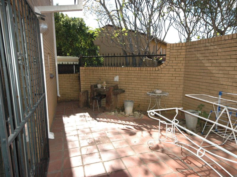 Stunning 3-bedroom duplex for sale in Faerie Glen, Pretoria—perfect blend of comfort and style! - Photo 2