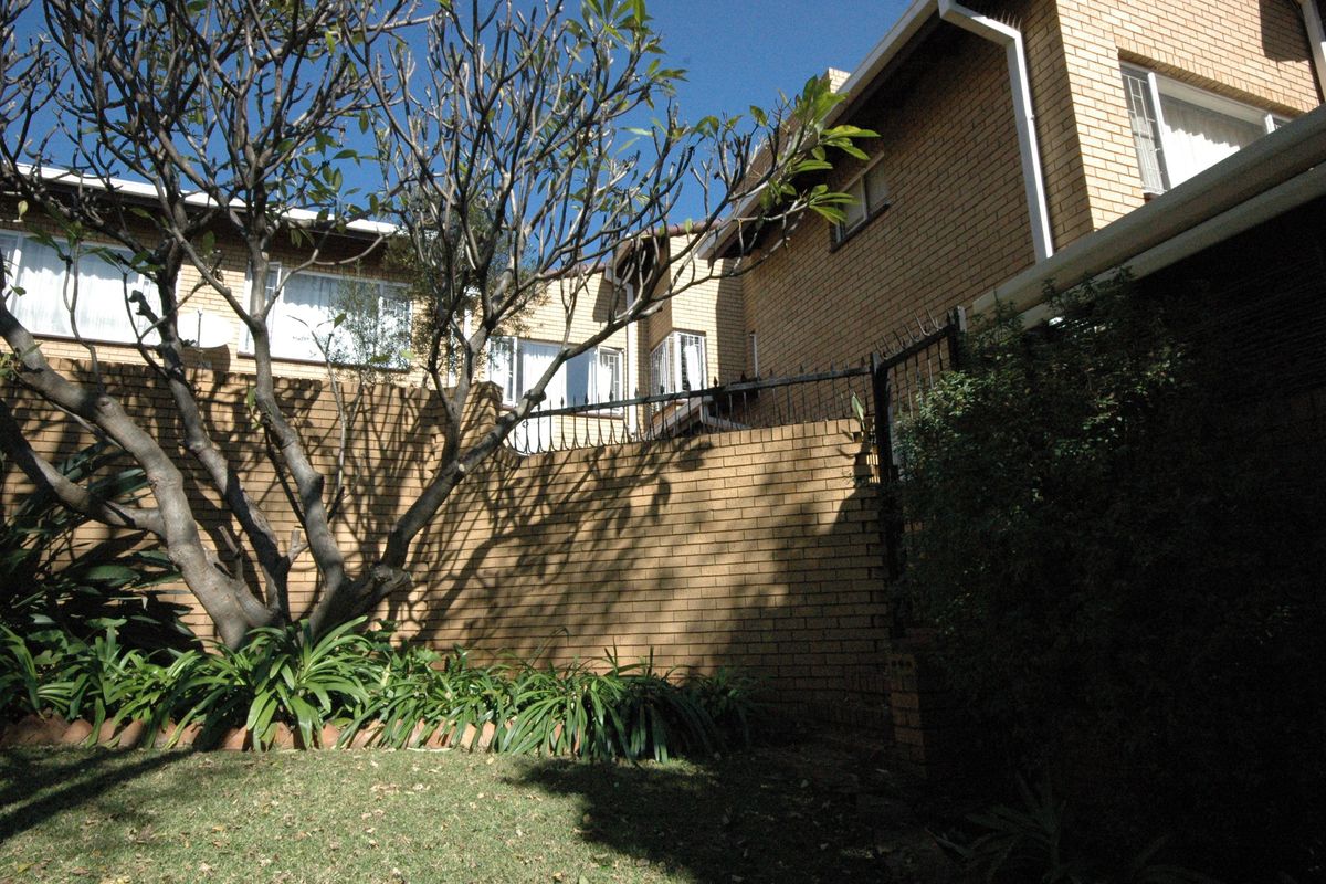 Stunning 3-bedroom duplex for sale in Faerie Glen, Pretoria—perfect blend of comfort and style! - Photo 5