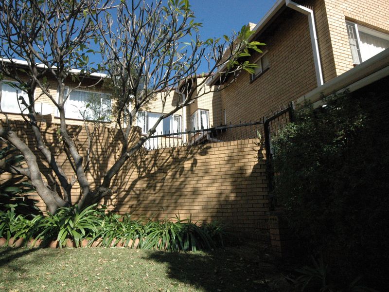 Stunning 3-bedroom duplex for sale in Faerie Glen, Pretoria—perfect blend of comfort and style! - Photo 5