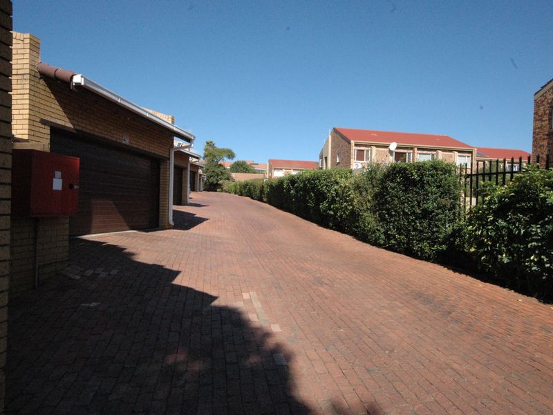 Stunning 3-bedroom duplex for sale in Faerie Glen, Pretoria—perfect blend of comfort and style! - Photo 9