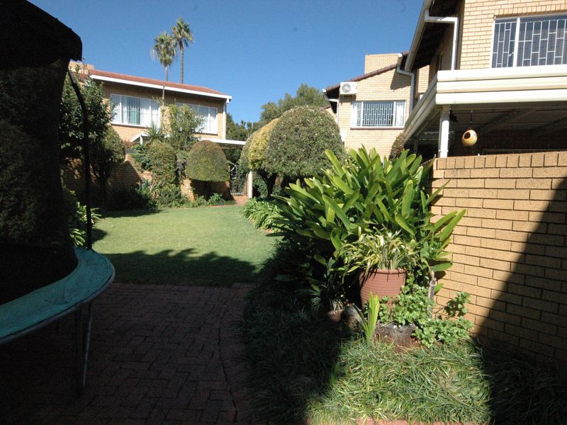 Stunning 3-bedroom duplex for sale in Faerie Glen, Pretoria—perfect blend of comfort and style! - Photo 6
