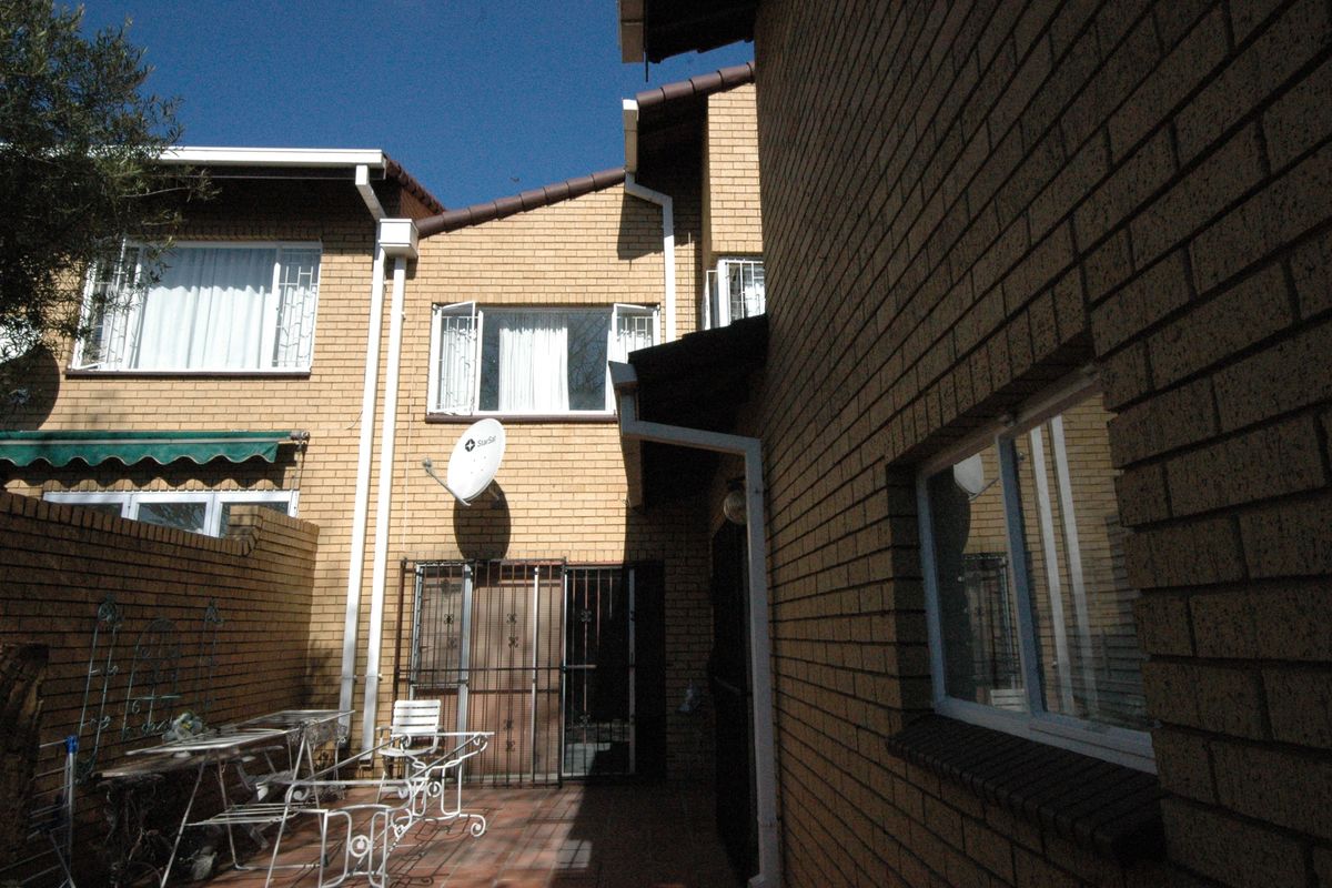 Stunning 3-bedroom duplex for sale in Faerie Glen, Pretoria—perfect blend of comfort and style! - Photo 3