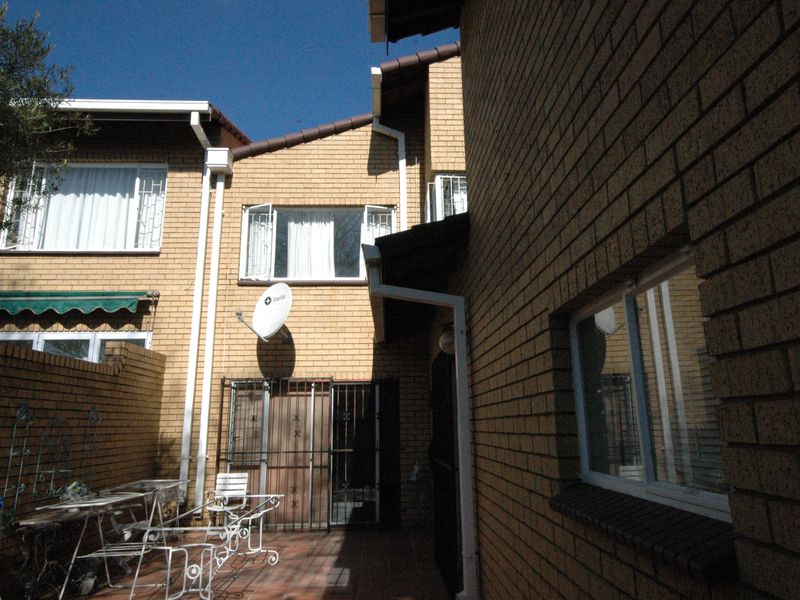 Stunning 3-bedroom duplex for sale in Faerie Glen, Pretoria—perfect blend of comfort and style! - Photo 3