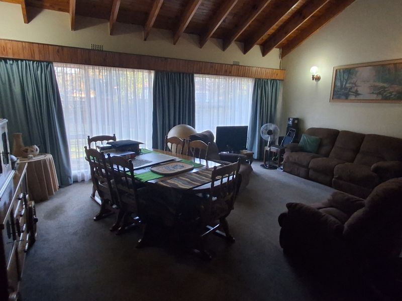 3 Bedroom House for Sale in Dunnottar - Photo 2