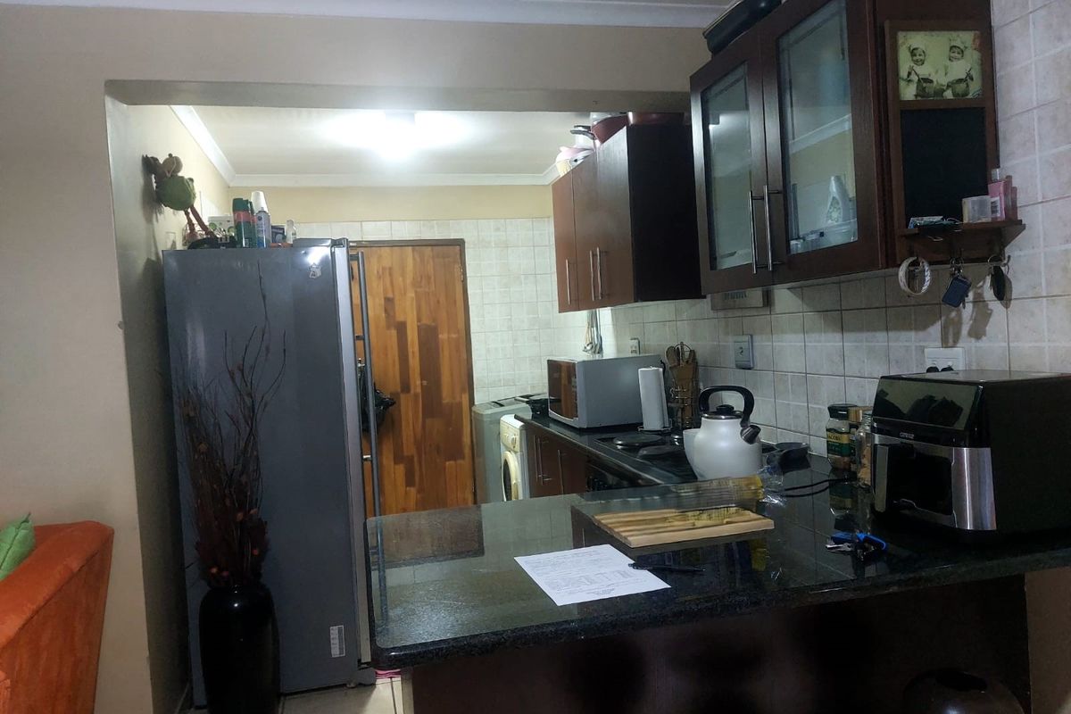 Spacious 3-Bedroom Family Home in Waterval East - Photo 2