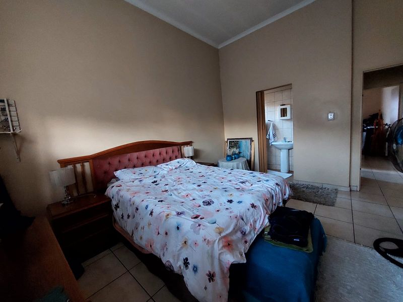 Spacious 3-Bedroom Family Home in Waterval East - Photo 9
