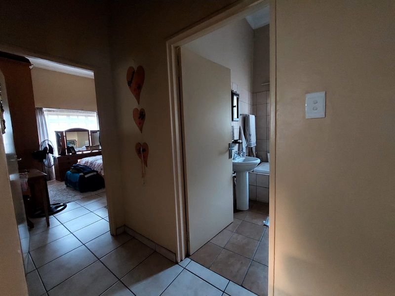 Spacious 3-Bedroom Family Home in Waterval East - Photo 8