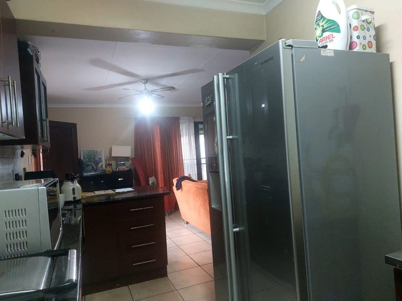 Spacious 3-Bedroom Family Home in Waterval East - Photo 3