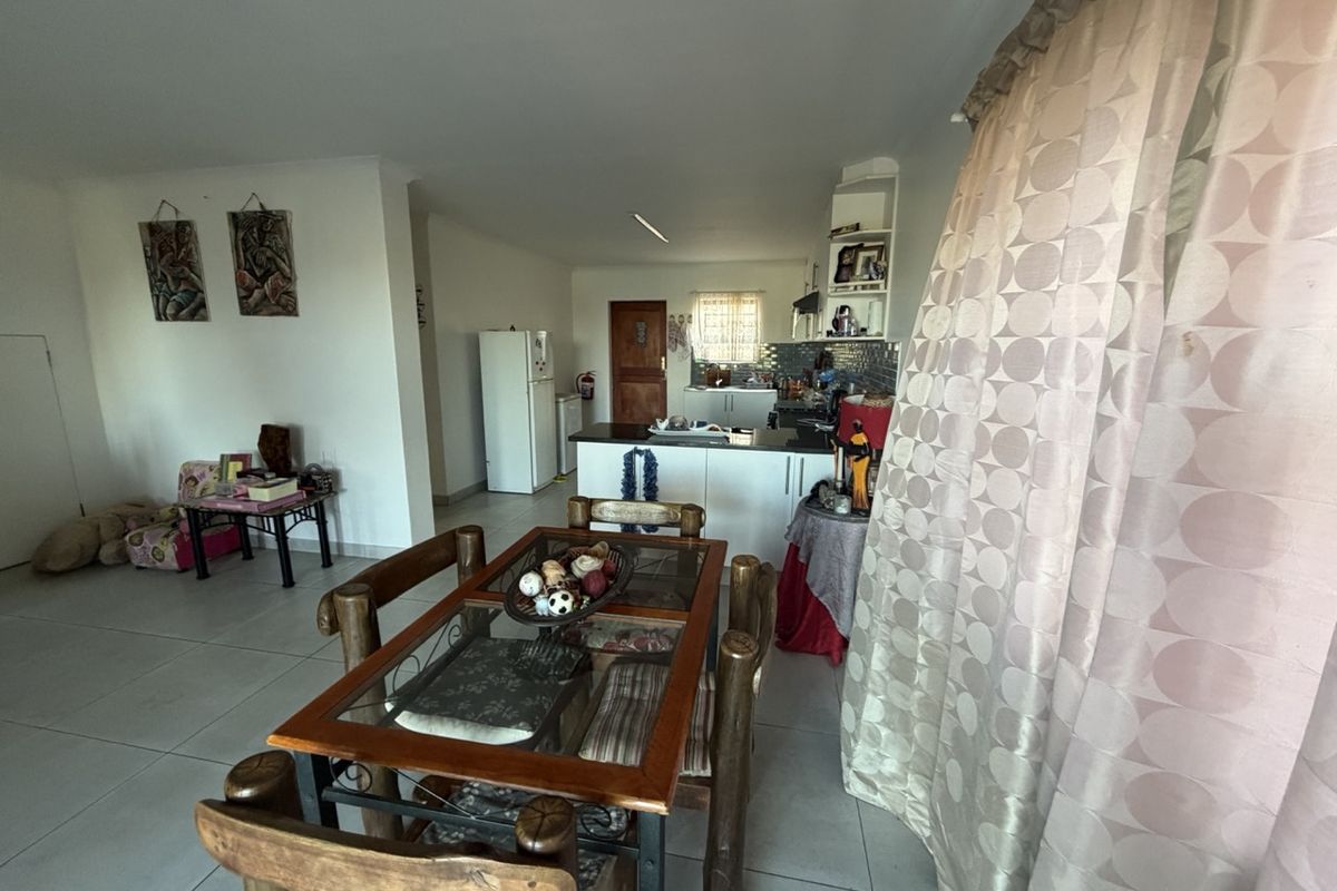 Lovely family home with beautiful views in a safe complex across the Mossel Bay golf estate - Photo 5
