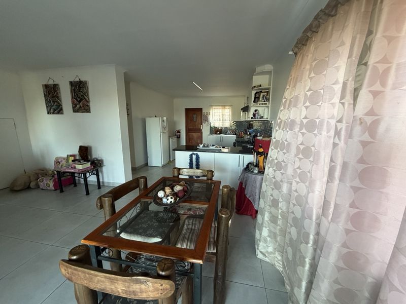 Lovely family home with beautiful views in a safe complex across the Mossel Bay golf estate - Photo 5