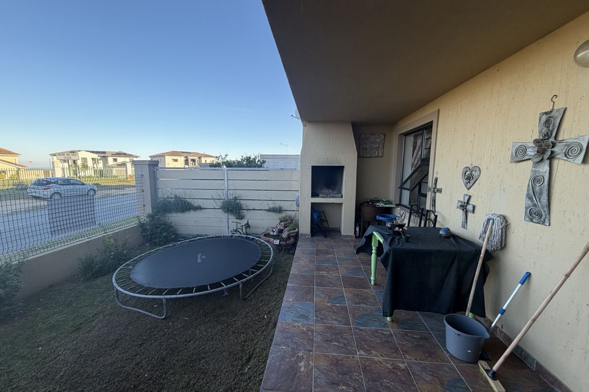 Lovely family home with beautiful views in a safe complex across the Mossel Bay golf estate - Photo 2