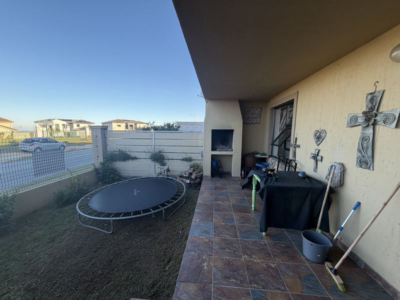 Lovely family home with beautiful views in a safe complex across the Mossel Bay golf estate - Photo 2