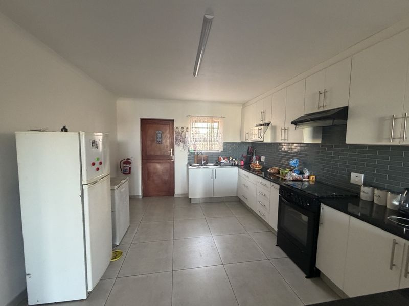 Lovely family home with beautiful views in a safe complex across the Mossel Bay golf estate - Photo 6