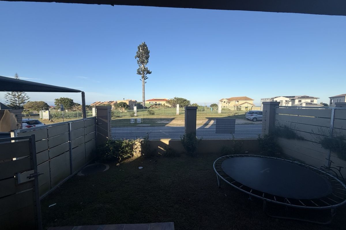 Lovely family home with beautiful views in a safe complex across the Mossel Bay golf estate - Photo 3