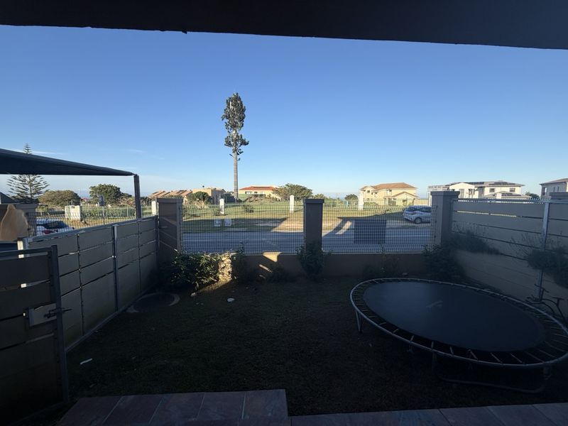 Lovely family home with beautiful views in a safe complex across the Mossel Bay golf estate - Photo 3