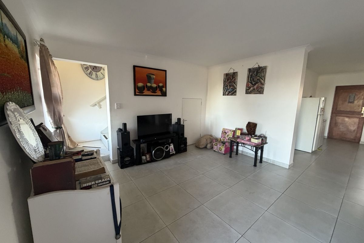 Lovely family home with beautiful views in a safe complex across the Mossel Bay golf estate - Photo 4