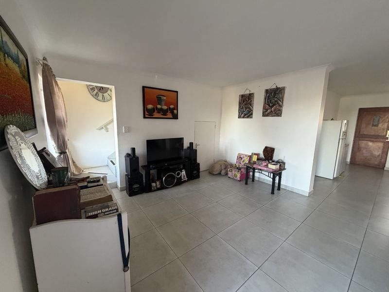 Lovely family home with beautiful views in a safe complex across the Mossel Bay golf estate - Photo 4
